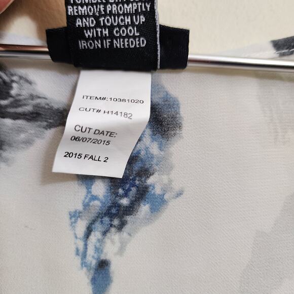 Torrid sheer short sleeve bird print shark bite hemline blouse woman's size 1X - Picture 7 of 11